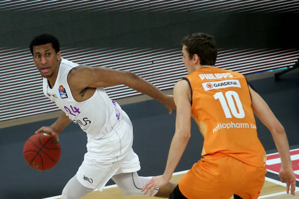 塔萨雷对埃 塔萨雷对埃